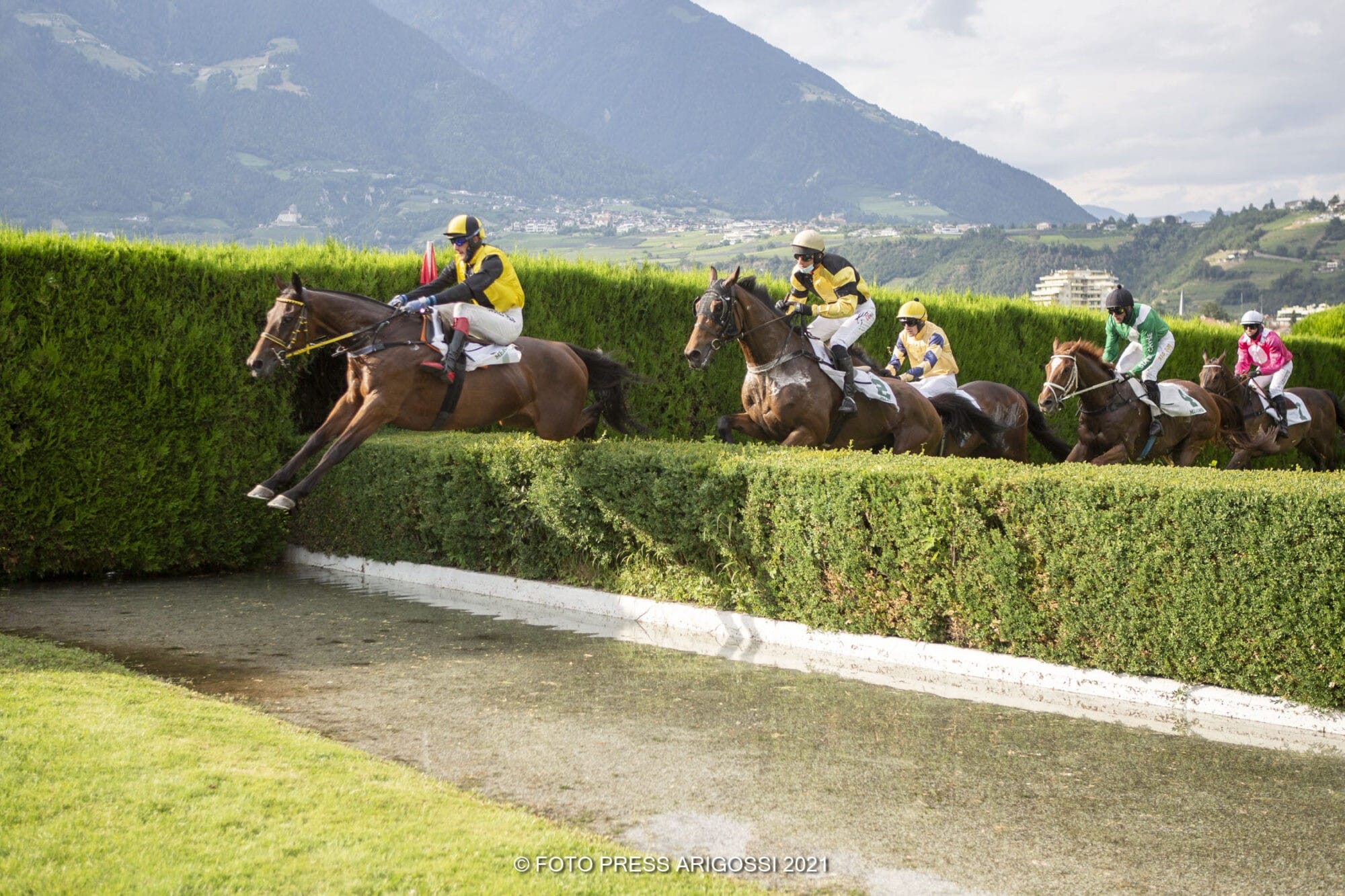 Per il terzo anno consecutivo NOTTI MAGICHE si ascrive il Grande Steeple Chase d’Europa a Maia