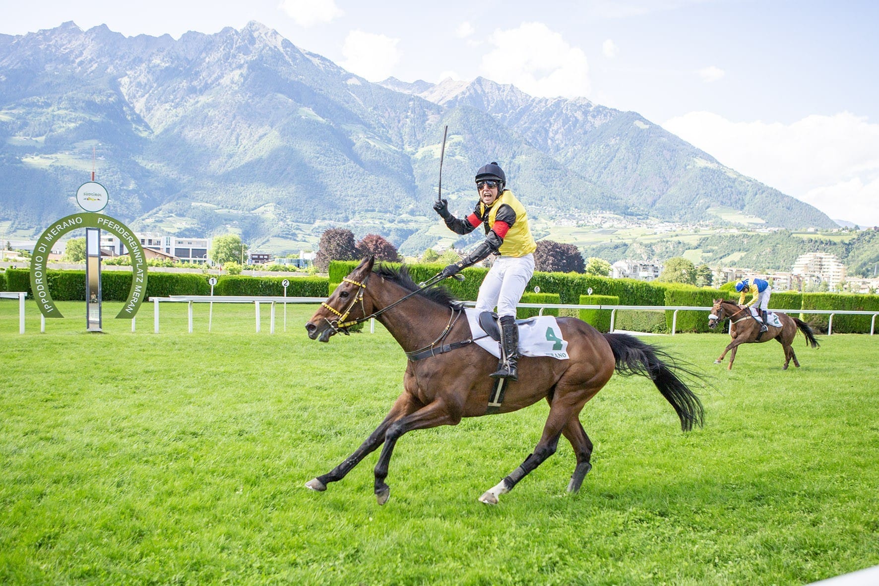 L’Estran triumphiert im Großen Jagdrennen von Europa – Hattrick für Jan Kratochvil